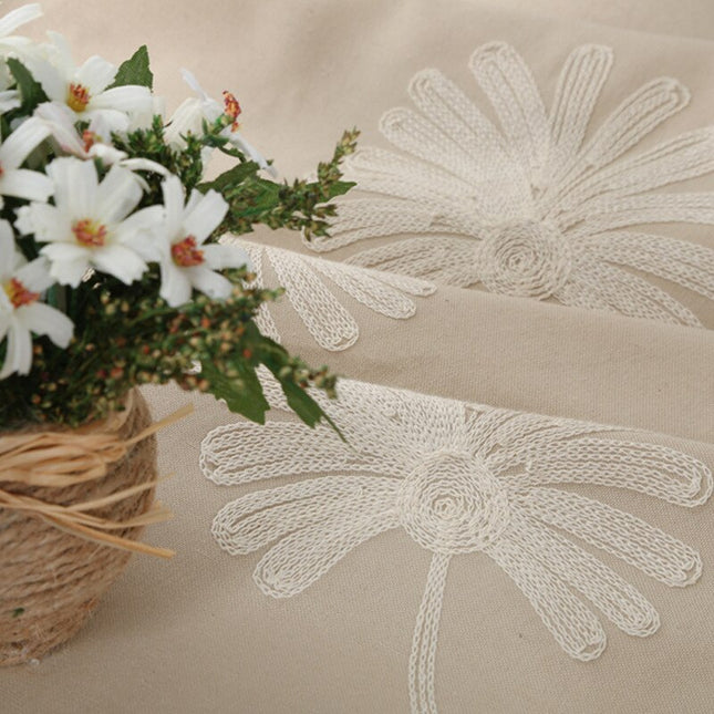 Gråt gardin med broderede blomster