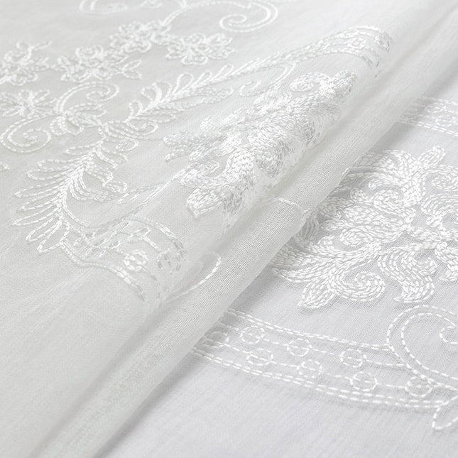 Let gardin med klassisk broderi