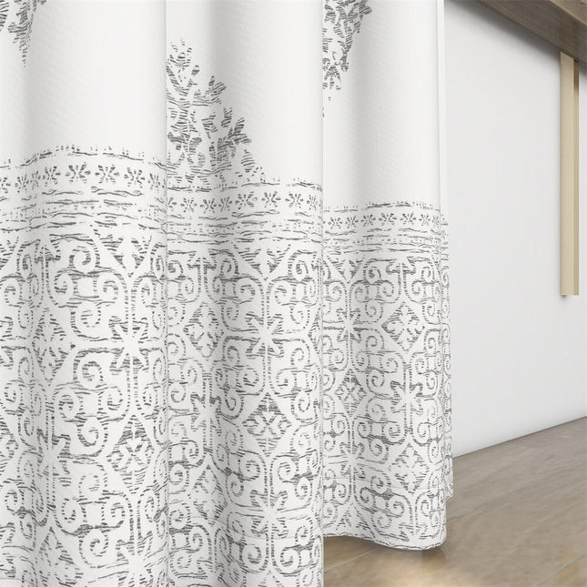 Hvidt gardin med gråt damaskmønster