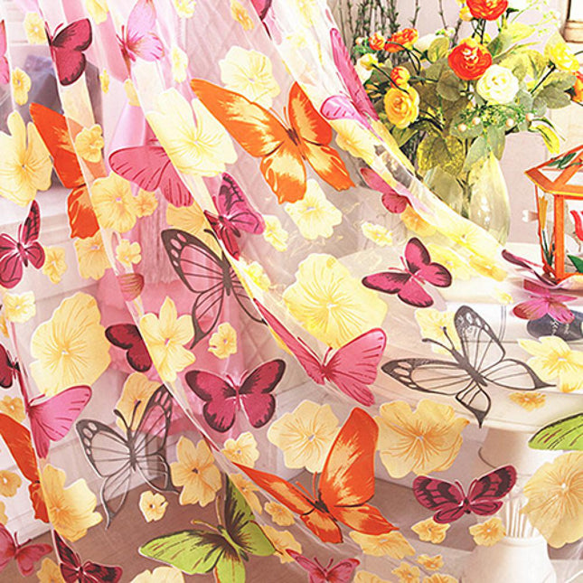 Transparent gardin med farverige sommerfugle