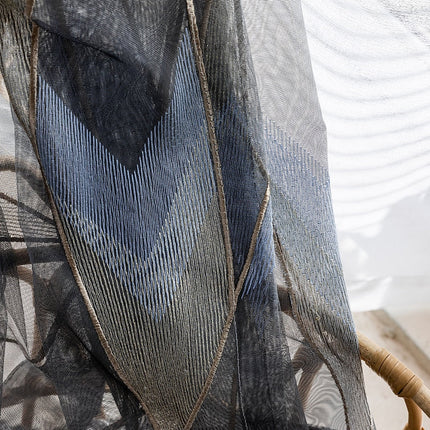 Tyndt gardin med geometrisk broderi