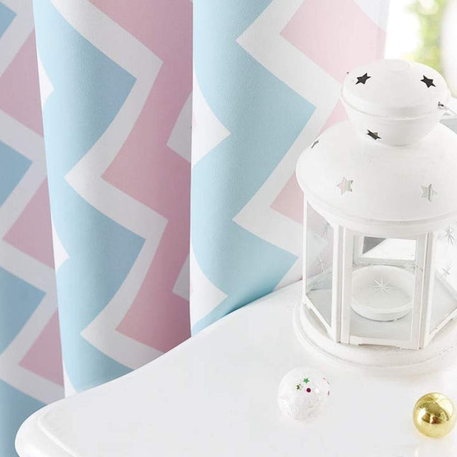 Børnegardin med lyserødt chevron mønster