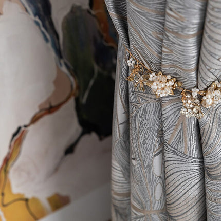 Mørklægningsgardin med elegant fjer mønster