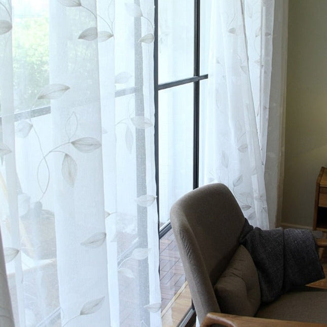 Gennemsigtigt gardin med broderede blade