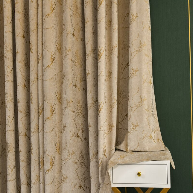 Lystæt gardin med gyldent mønster