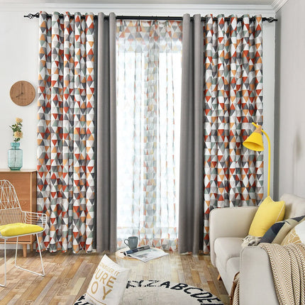 Mørklægningsgardin med geometrisk trekantmønster