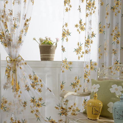 Voile gardin med broderede blå blomster