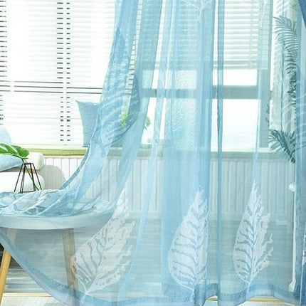 Lyst blåt gardin med bladmotiv