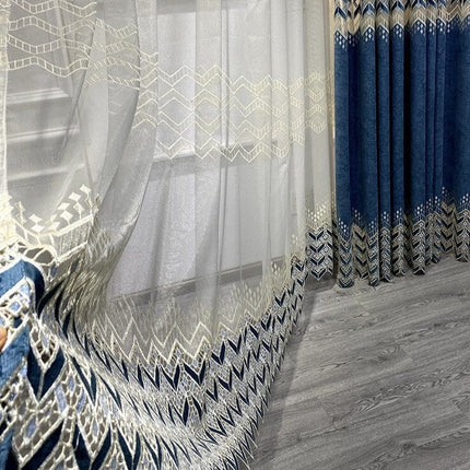Let gardin med blå broderet kant