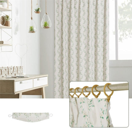 Lyst gardin med diskret bladmønster