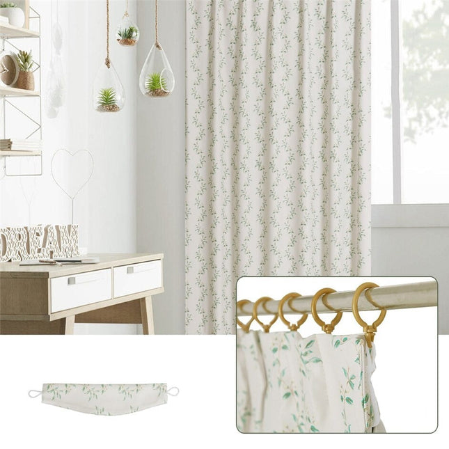 Lyst gardin med diskret bladmønster