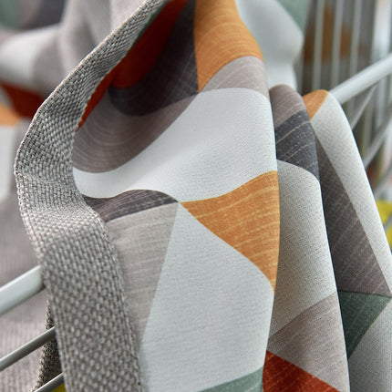 Mørklægningsgardin med geometrisk trekantmønster
