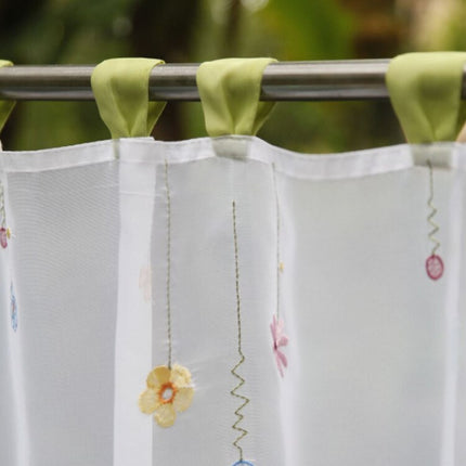 Kort let gardin med broderi