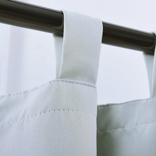 Lyst mørklægningsgardin med brede stropper