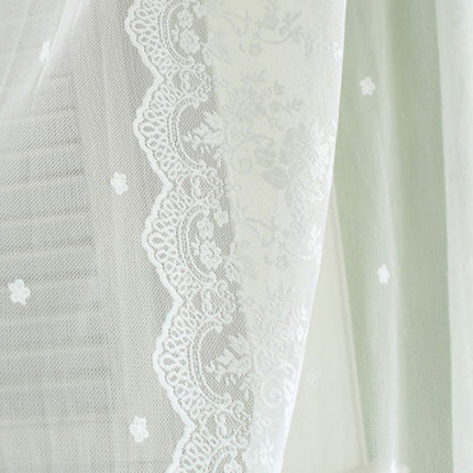 Hvidt gennemsigtigt gardin med blonder