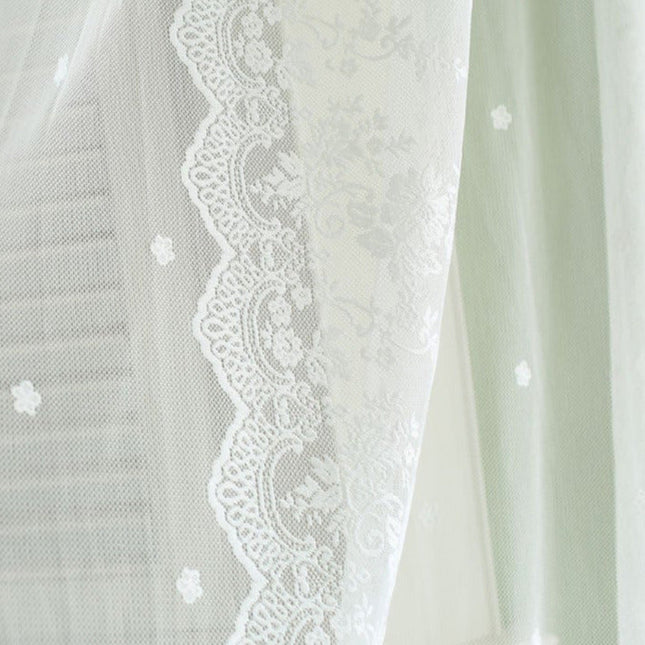 Hvidt gennemsigtigt gardin med blonder