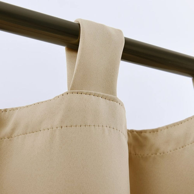 Lyst mørklægningsgardin med brede stropper