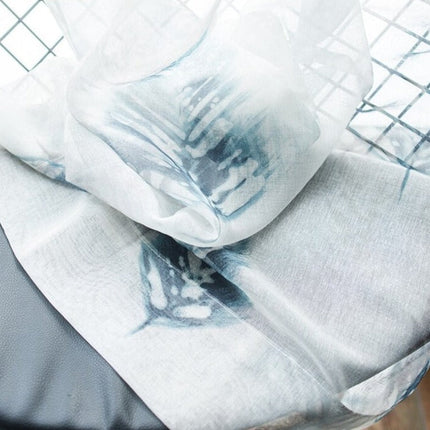 Let gardin med blåt fjer motiv