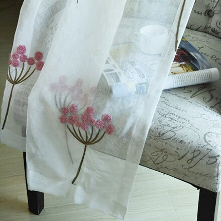 Let gardin med støvet rosa blomsterbroderi