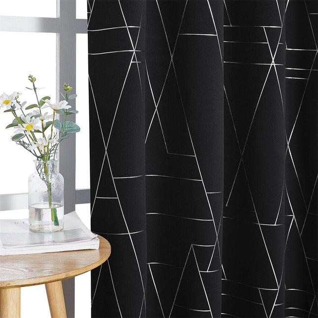 Sort mørklægningsgardin med sølv mønster