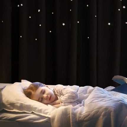 Mørklægningsgardin med stjerner til børneværelse