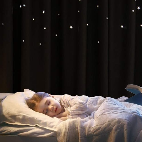 Mørklægningsgardin med stjerner til børneværelse