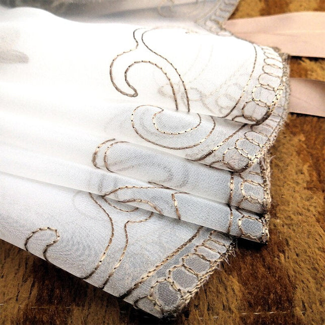 Hejsegardin i voile med fin broderi