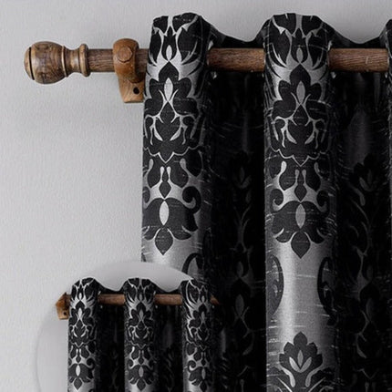 Elegant gardin med sort damaskmønster