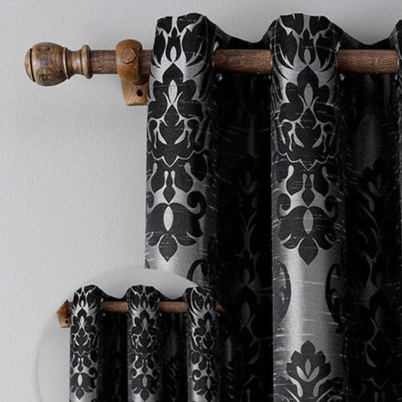 Elegant gardin med sort damaskmønster