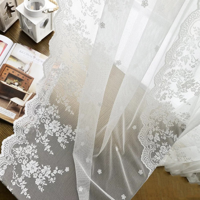 Romantisk gardin med fine blonder