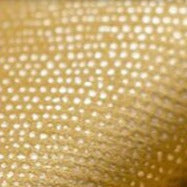 Gult mørklægningsgardin med prikket mønster
