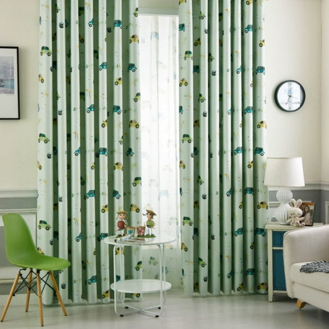 Grønt mørklægningsgardin til børneværelse med biler