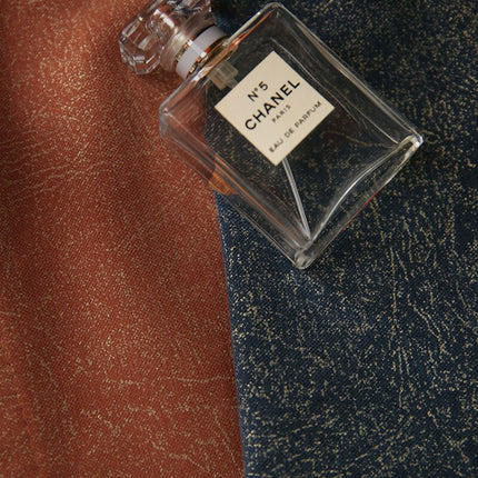 Mørkeblåt mørklægningsgardin med guld mønster