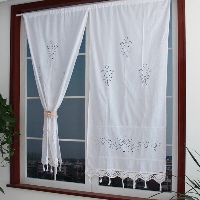 Rustikt gardin med broderi og kvaster