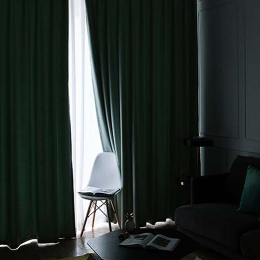 Brunt mørklægningsgardin med rustik struktur