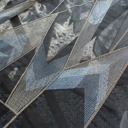 Tyndt gardin med geometrisk broderi