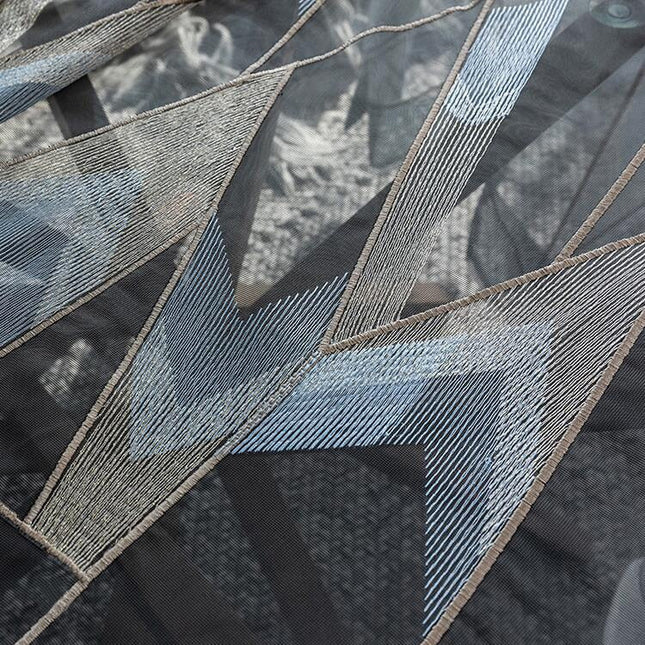 Tyndt gardin med geometrisk broderi