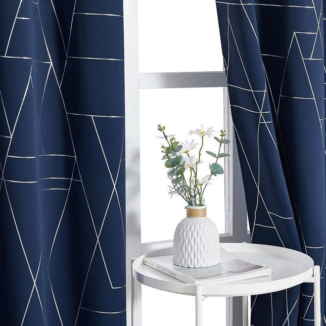 Blåt mørklægningsgardin med geometrisk mønster