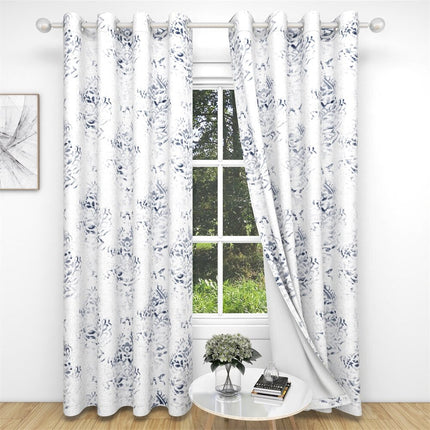 Hvidt gardin med blåt mønster