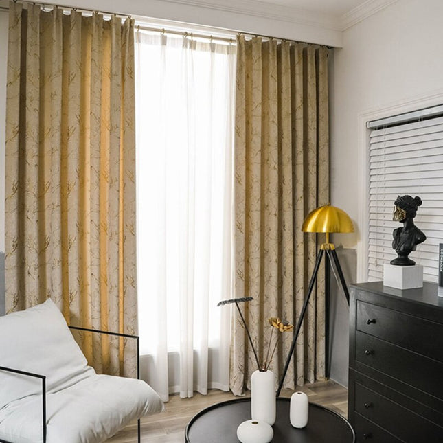 Lystæt gardin med gyldent mønster