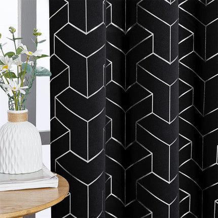 Sort mørklægningsgardin med 3D mønster