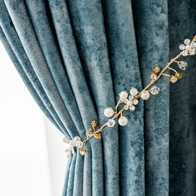 Støvet blåt velour mørklægningsgardin