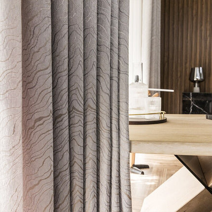 Lysegråt mørklægningsgardin med bølgemønster