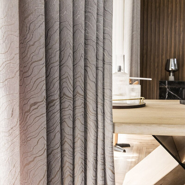 Lysegråt mørklægningsgardin med bølgemønster