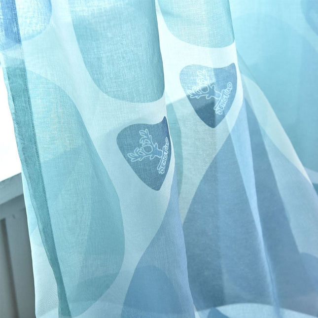 Lyst gardin med hjerter og rensdyr