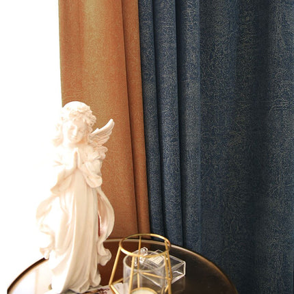 Mørkeblåt mørklægningsgardin med guld mønster