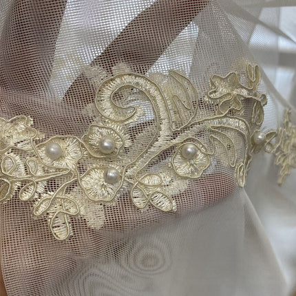 Voile gardin med luksuriøst guldbroderi