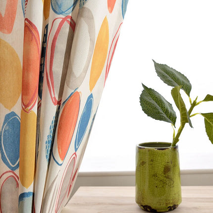 Gardin med farverigt abstrakt mønster