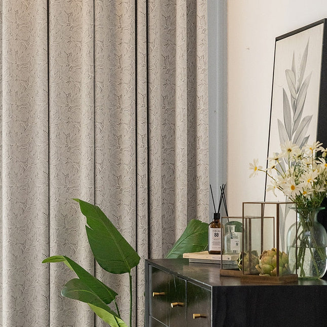 Cremehvidt mørklægningsgardin med flot tekstur