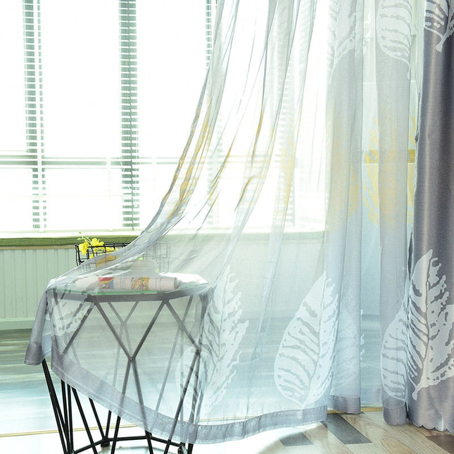 Transparent gardin med moderne bladmønster